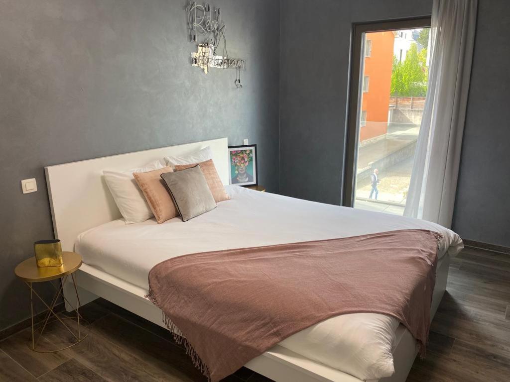 Lovely One Bedroom In City Center With Parking, Near Public Transport Apartamento